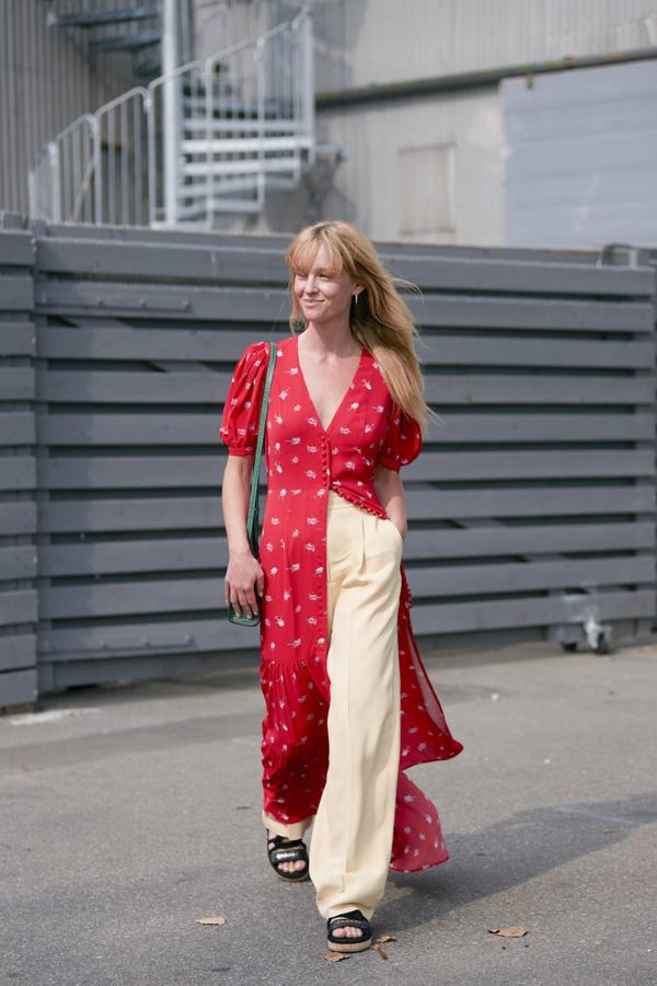 No es una idea nueva pero sí esta amnera de llevarlo. Apuesta por un pantalón de pinzas y, encima, un vestido abrochado solo hasta la mitad. Nos encanta el resultado.