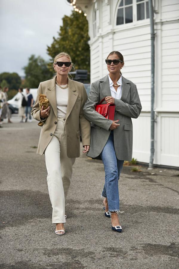 Unos vaqueros, una camiseta blanca y una blazer de corte masculino. No hay look más fácil y que quede mejor. El otoño lo pedirá y tú no vas a poder negarte a este equipo de estilo y comodidad.