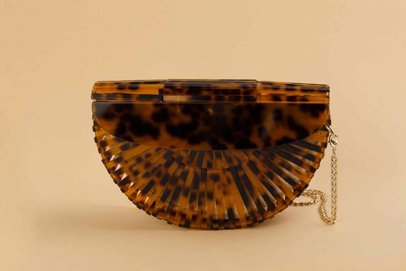 Aprovecha lo que queda de verano y el otoño para lucir este bolso en forma de concha. Con él conseguirás looks de infarto. De Salvador Bachiller, (80 euros).