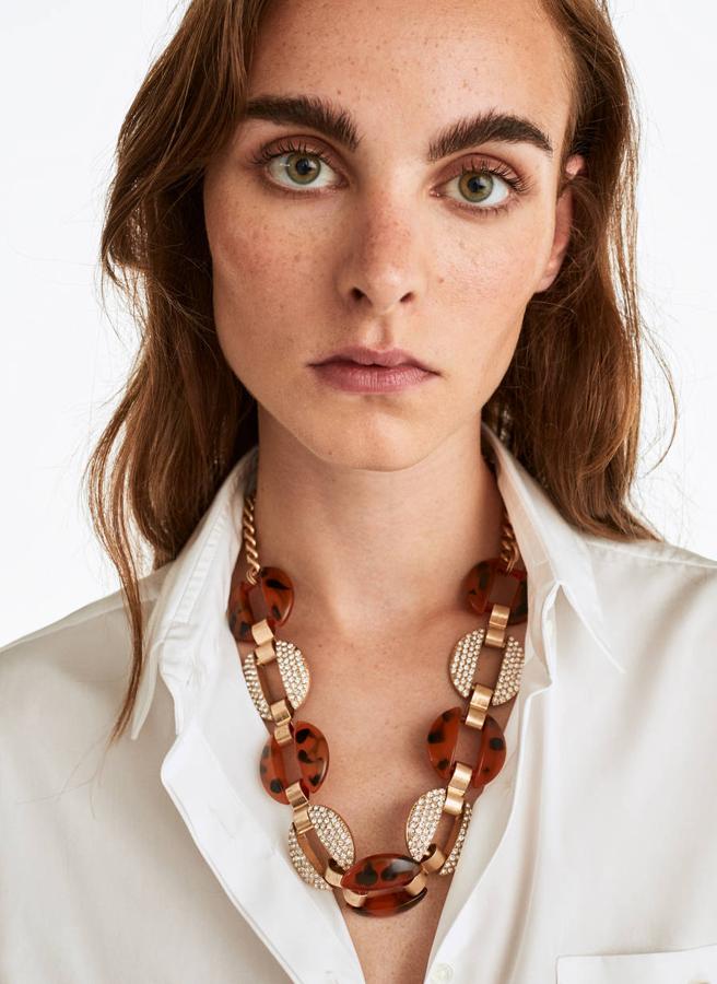 Seguro que te recuerda al que le robabas a tu madre de pequeña. Ahora puedes tener el tuyo propio. De Uterqúe, (59 euros).