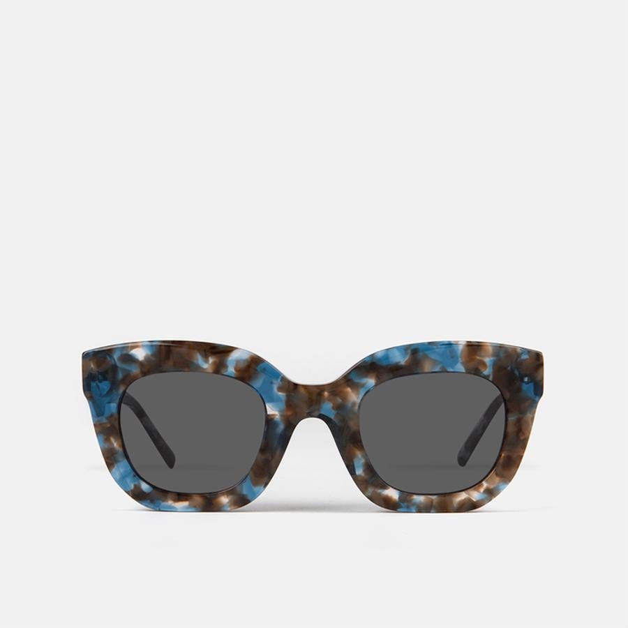 Huye de la clásica combinación de marrones con estas gafas de toque azules. De Mó x Úrsula Corberó, (49 euros).