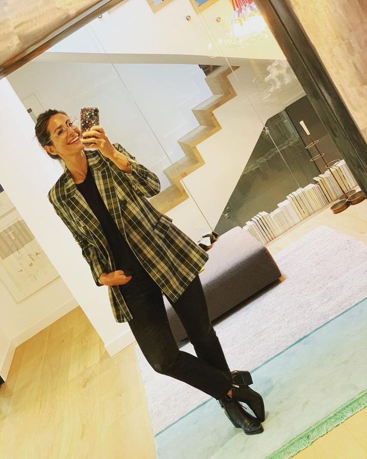 Una blazer nunca falla y esta que compartió Nuria Roca en su cuenta de Instagram de cuadros nos ha encantado.