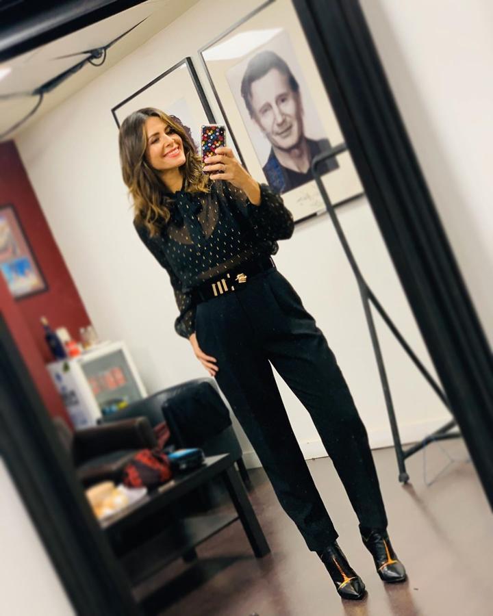 Nuria Roca  hizo competencia a Eva González  con este total look negro formado por una blusa semitransparente de Mango y pantalón de pinzas de Zara.