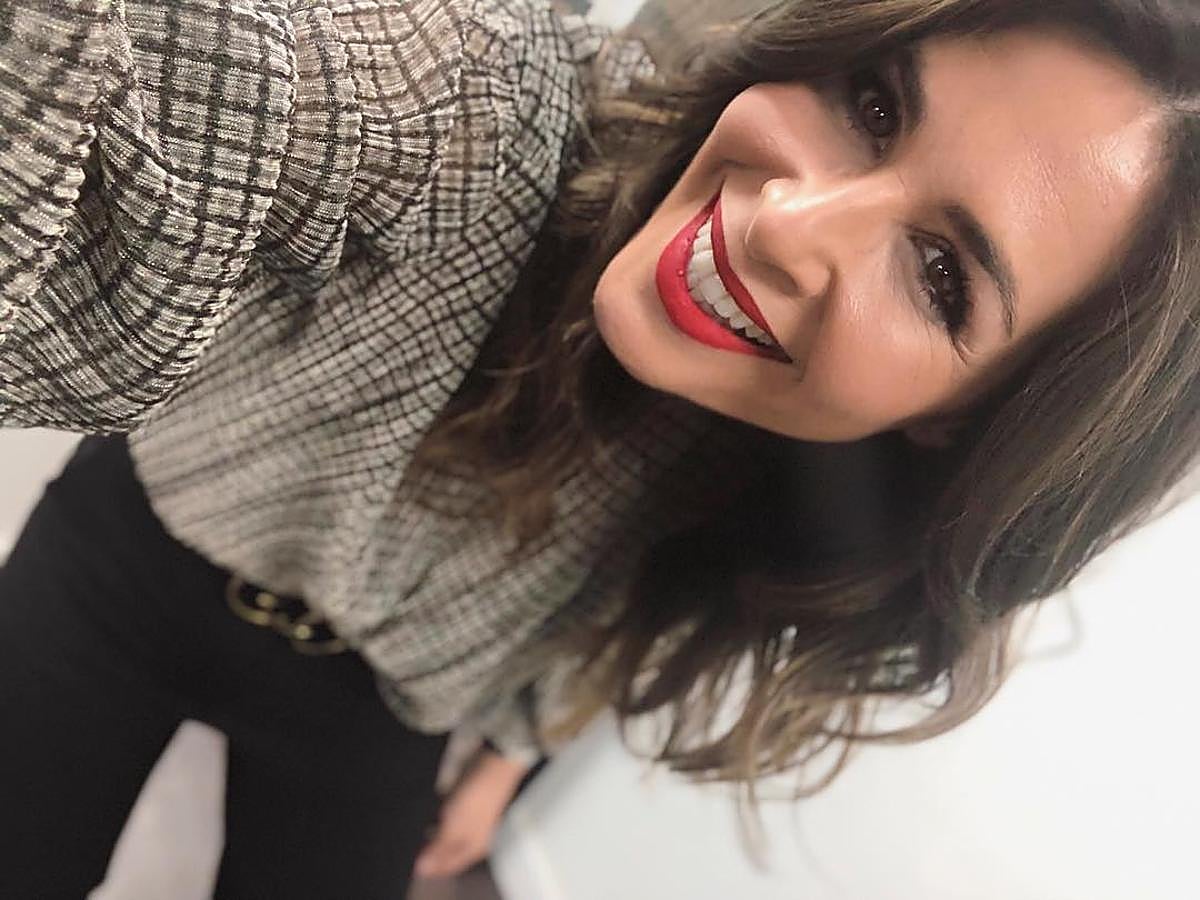 Nuria Roca  nos inspiró para nuestros working looks  con este estilismo de camisa de cuadros y pantalón negro.