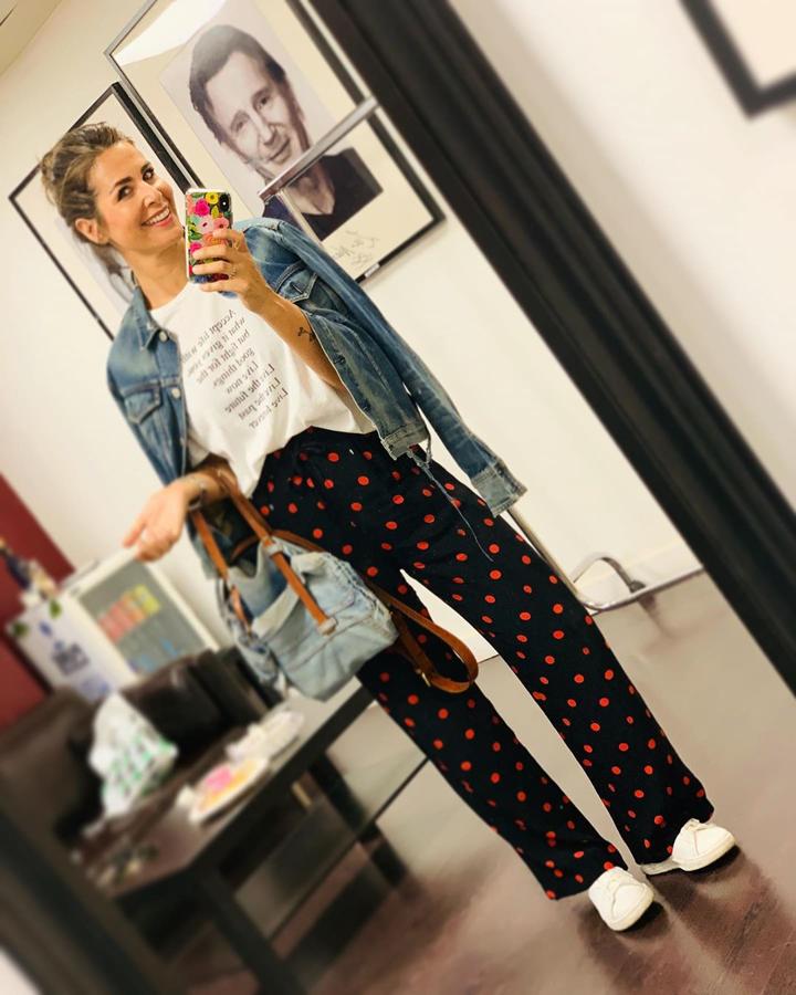 Este es uno de los looks más sport de Nuria Roca. Conjuntó estos pantalones de topitos con camiseta blanca y sneakers.