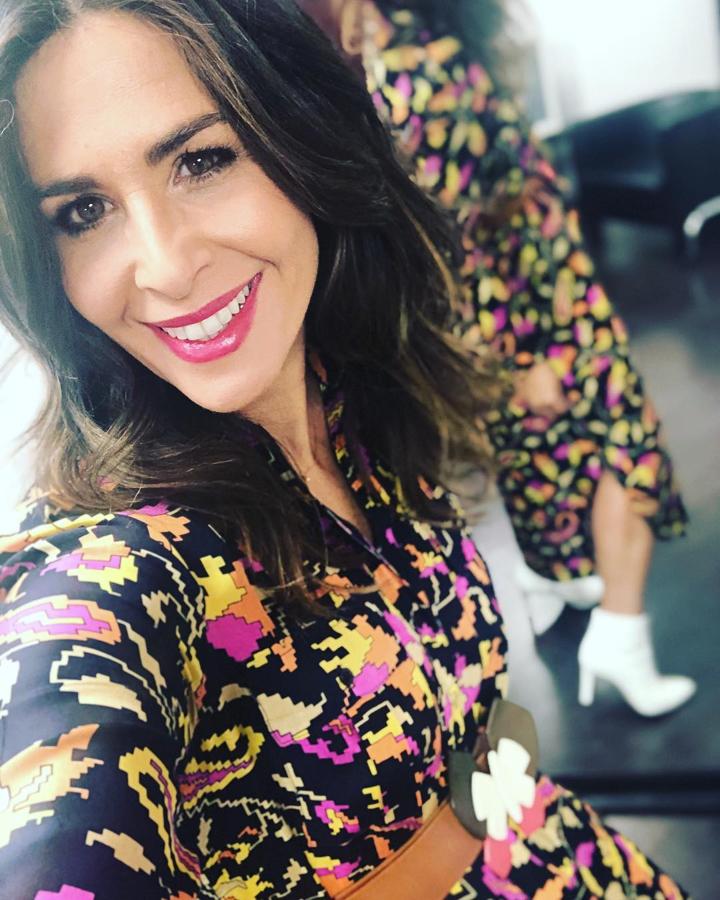 Este vestido negro camisero estampado de Nuria Roca es el que  vas a querer tener en tu armario  sí o sí. Ella lo conjuntó con botines blancos y un cinturón.