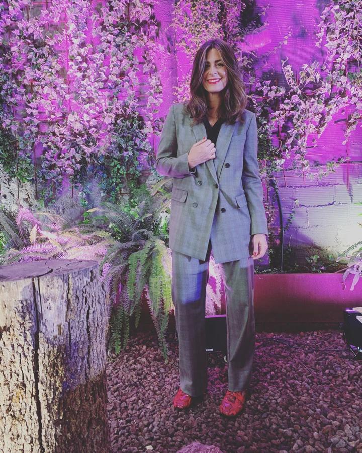 Nuria Roca confirmó con este look que los trajes son siempre una buena opción. En concreto escogió este modelo gris de cuadros que combinó con negro y rojo.