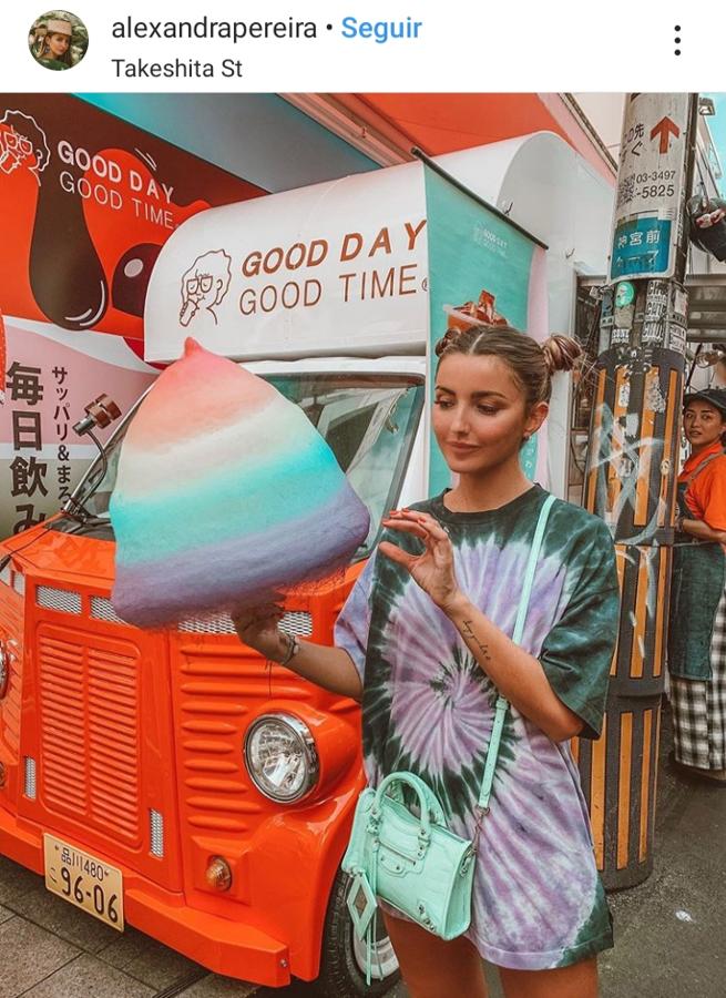 A Alexandra Pereira la hemos visto en su luna de miel por Tokio con el indiscutible recogido del verano: los dos moños. Una apuesta súper atrevida y muy juvenil que ya hemos visto a infinidad de famosas e influencers.
