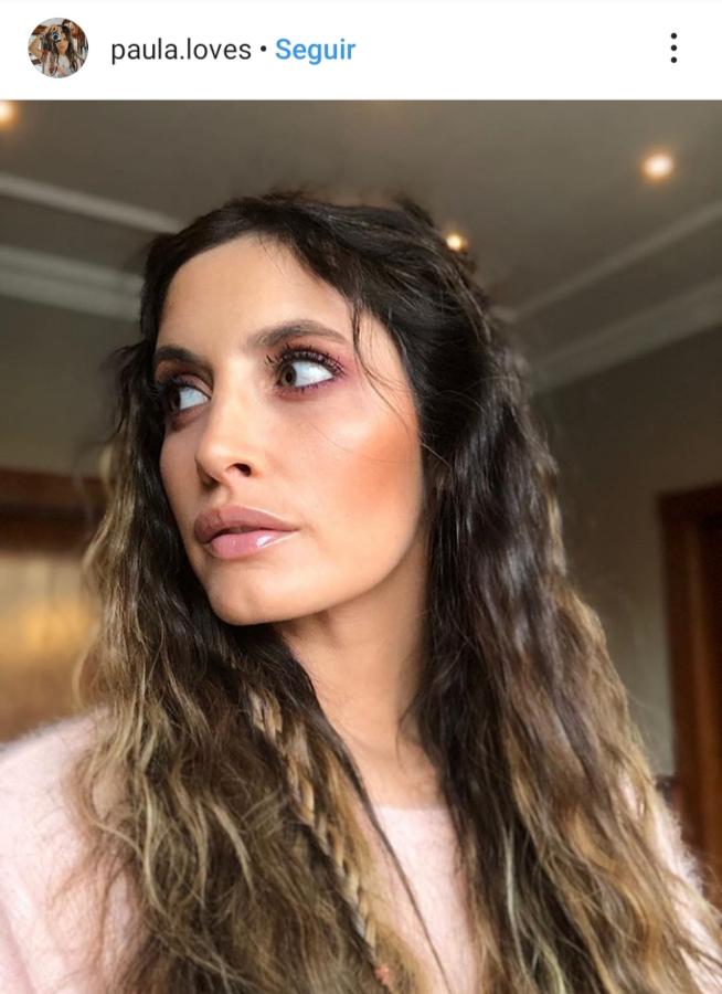 Paula Moya es fiel a llevar su melena suelta, pero en este look ha sabido darle un toque boho y con extra de volumen gracias a sus ondas naturales y desiguales en el pelo y a esas finas trenzas tejidas a lo largo de su melena. Un look que podríamos llevarnos incluso de festival, si añadimos algún detalle con purpurina.