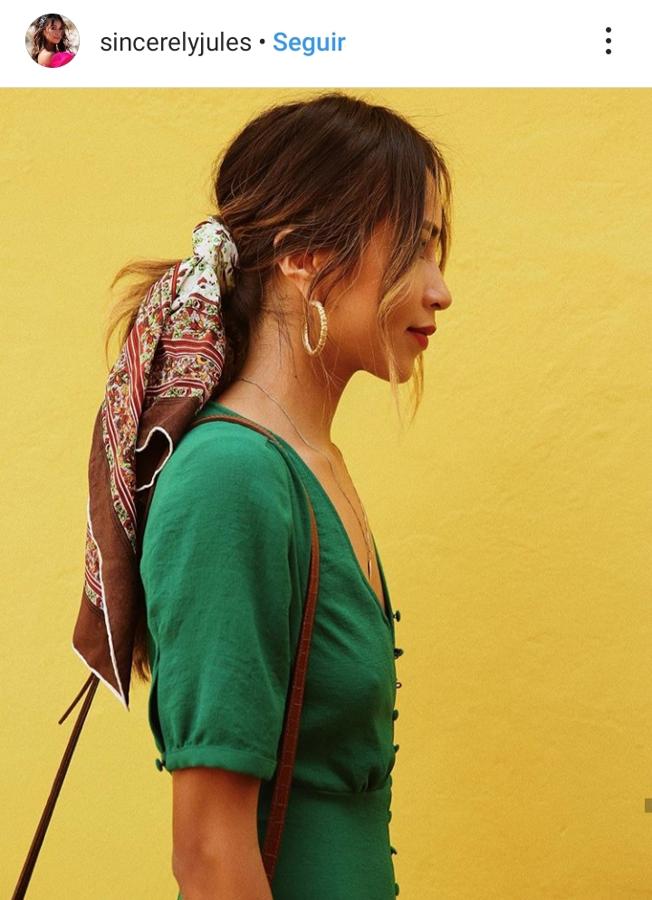 Sincerely Jules apuesta por la opción más sencilla y estilosa: coleta baja con pañuelo. Si vas a copiar este look te recomendamos que te decantes por pañuelos con estampados, cuanto más llamativos mejor.
