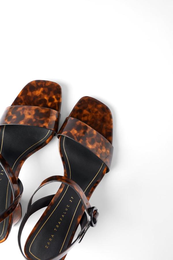 Ideales para combinar con un vestido sencillo. De Zara, (35,99 euros).