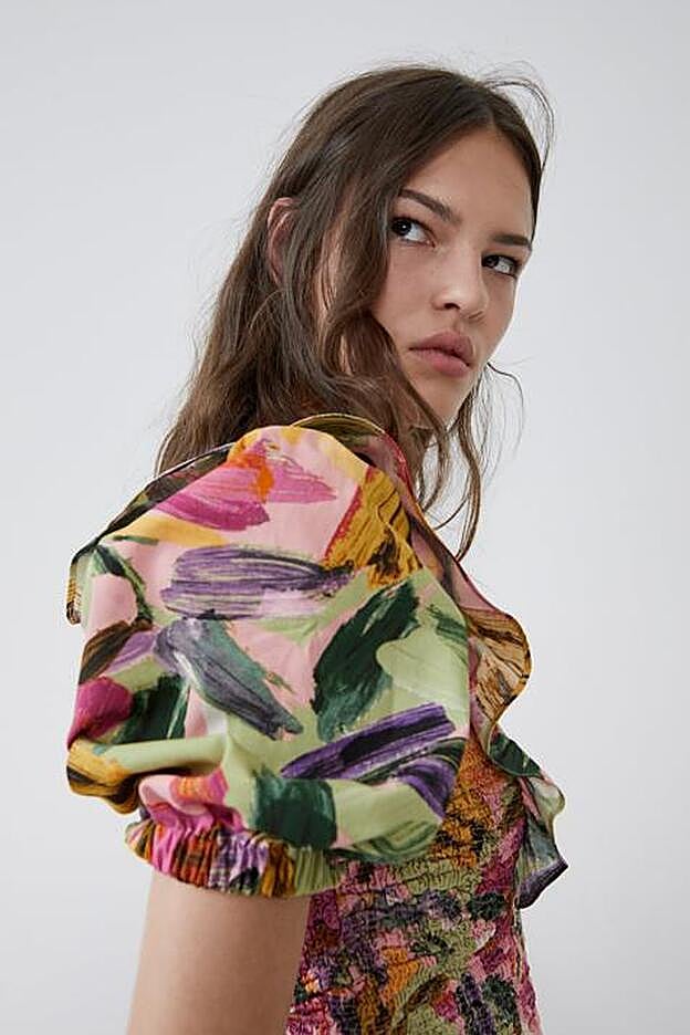 Top asimétrico e la nueva colección de Zara (22,95 euros).