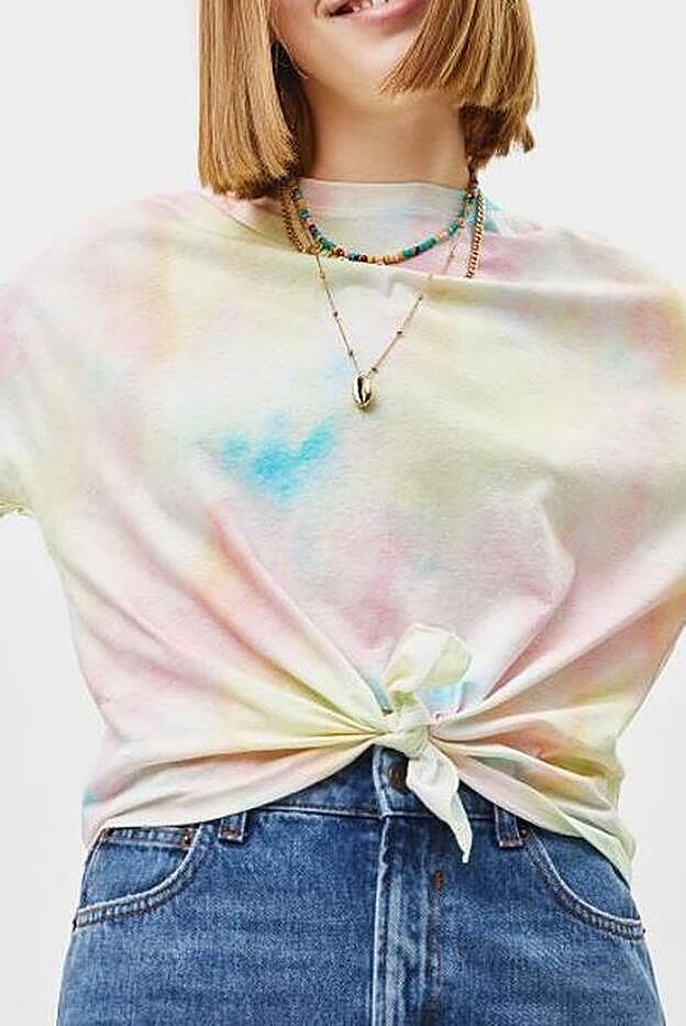 Camiseta de Bershka en tonos pastel (7,99 euros).