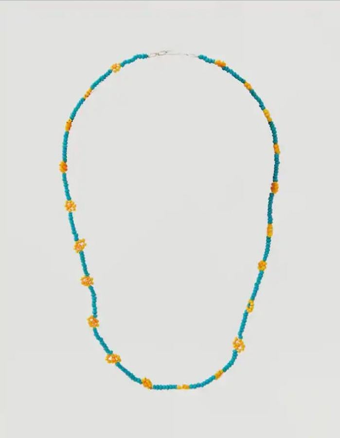 Son de los que llevábamos hace años y han vuelto a estar de plena tendencia. Los puedes hacer tú o comprarlos ya hechos,  como este de Pull&Bear en amarillo y turquesa  que cuesta 5,99 euros.