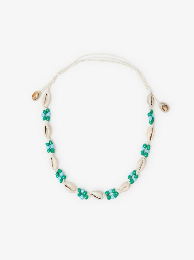 Sí, este collar pertenece a la sección Kids de Zara pero es que combina a la perfección dos de las tendencias en accesorios que se llevan este verano: las cuentas que hacen forma de flor y las conchas. Ya está en nuestro carrito de la compra por 5,99 euros.
