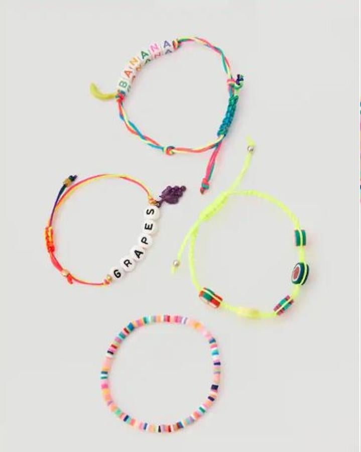 Además de las letras, que también se llevan en pulseras formando palabras veraniegas, puedes adornar tu muñeca con frutas o cuentas de colores flúor. Muy de los años 90, como este juego de  cuatro pulseras de Pull&Bear  que ya es uno de nuestros 'must' y cuesta 5,99 euros.