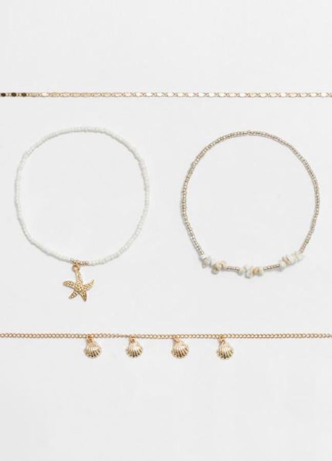 Si es que se han ido alguna vez. Este verano no te pueden faltar en tu lista de accesorios favoritos. Te las puedes poner en la playa, sí, pero lo mejor de todo e que quedan bien con estilismos urbanos. Apróvechalas también cuando vuelvas de vacaciones. El pack de Stradivarius cuesta 5,99 euros.