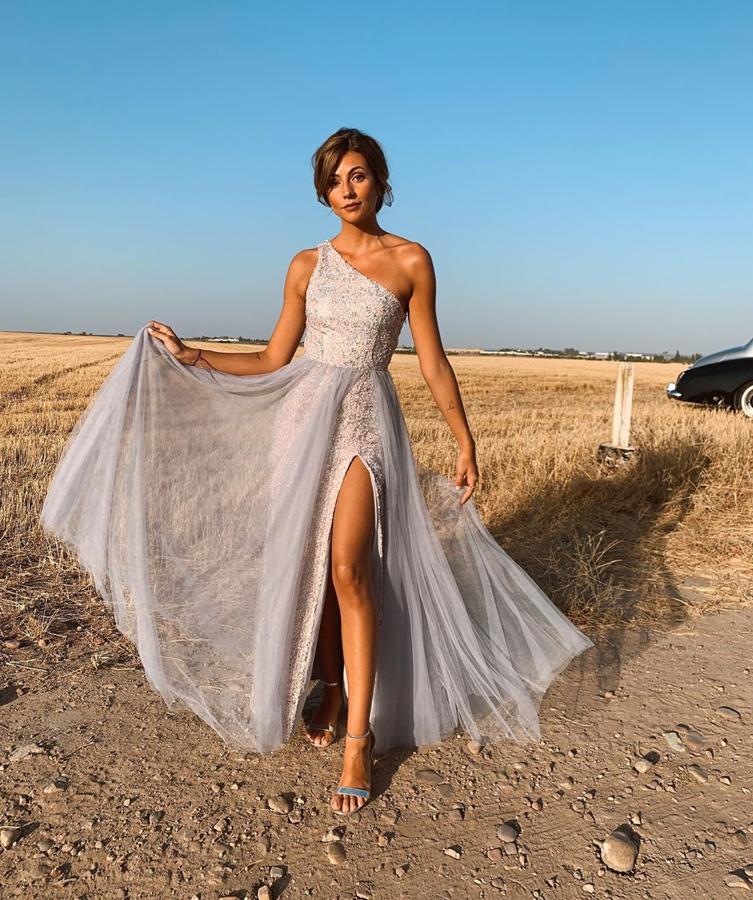 La boda de Rocío Osorno  reunió a varias influencers con lookazos  , entre las que se encontraba Aretha Fusté. La instagramer asistió como invitada con este vestido gris perla de Mireia Balaguer Bridal.