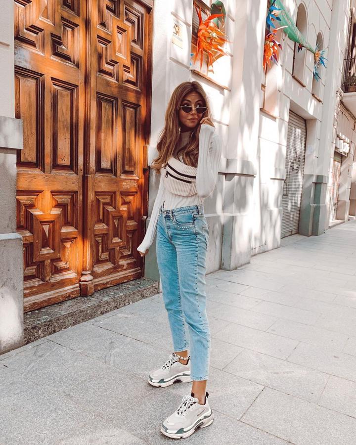 Este es uno de los looks más sport de Aretha Fusté. Combinó estos jeans claritos de H&M con unas sneakers de plataforma de My theresa y una riñonera de Bershka.