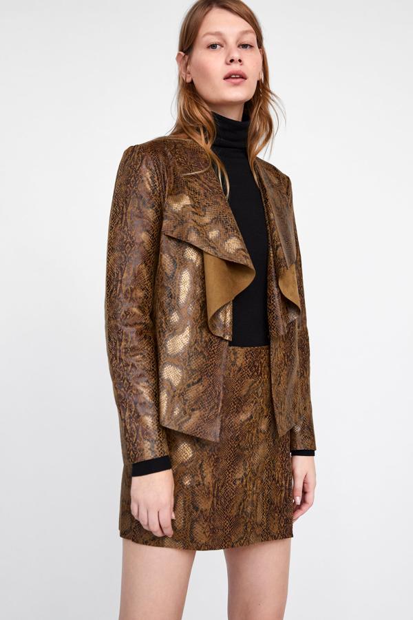 Los estampados de leopardo y serpiente seguirán reinando este próximo otoño así que no dejes escapar un chollo como este, una chaqueta fluida de Zara que se ha quedado en 9,99 euros.