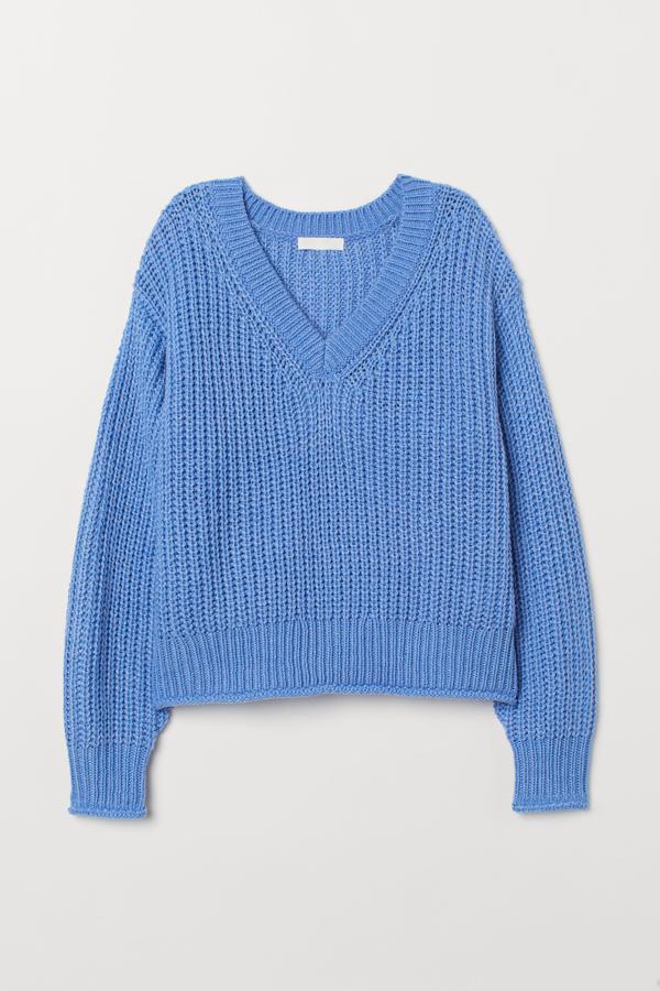 El azul va a ser el color estrella del otoño. Adelántate a todas tus amigas y hazte ya con un jersey de este tono. Este de H&M es perfecto y se ha quedado con las rebajas en 12,99 euros.
