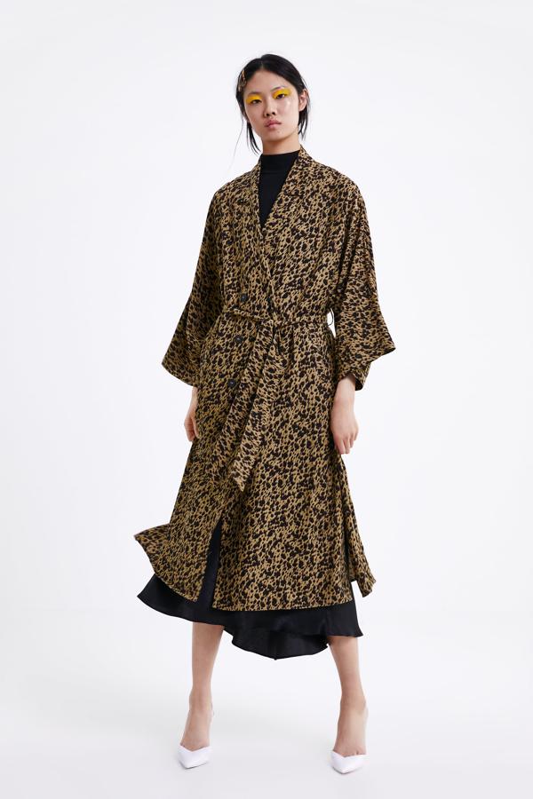 Si no eres de gabardina pero no quieres renunciar a vestir con estilo durante el otoño apuesta por una con un toque especial. Esta de Zara ya era una de nuestras favoritas en temporada y ahora se ha quedado en 19,99 euros. No tardes en ir a por ella, se agota por días.