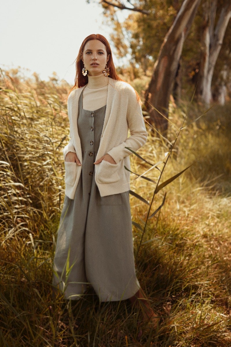 Chaqueta de punto: 15,99 euros. Vestido en color gris con botones: 25,99 euros. Todo en Lefties.