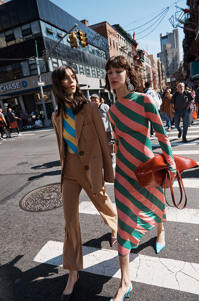 Chaqueta con bolsillos en el pecho: 59,99 euros. Camiseta con estampado en diagonal: 17,99 euros. Vestido con estampado en diagonal: 25,99 euros. Bolso armado con broche en color rojo: 22,99 euros. Zapatos destalonados: 29,99 euros. Zapatos en color azul destalonados: 29,99 euros. Todo de Sfera.