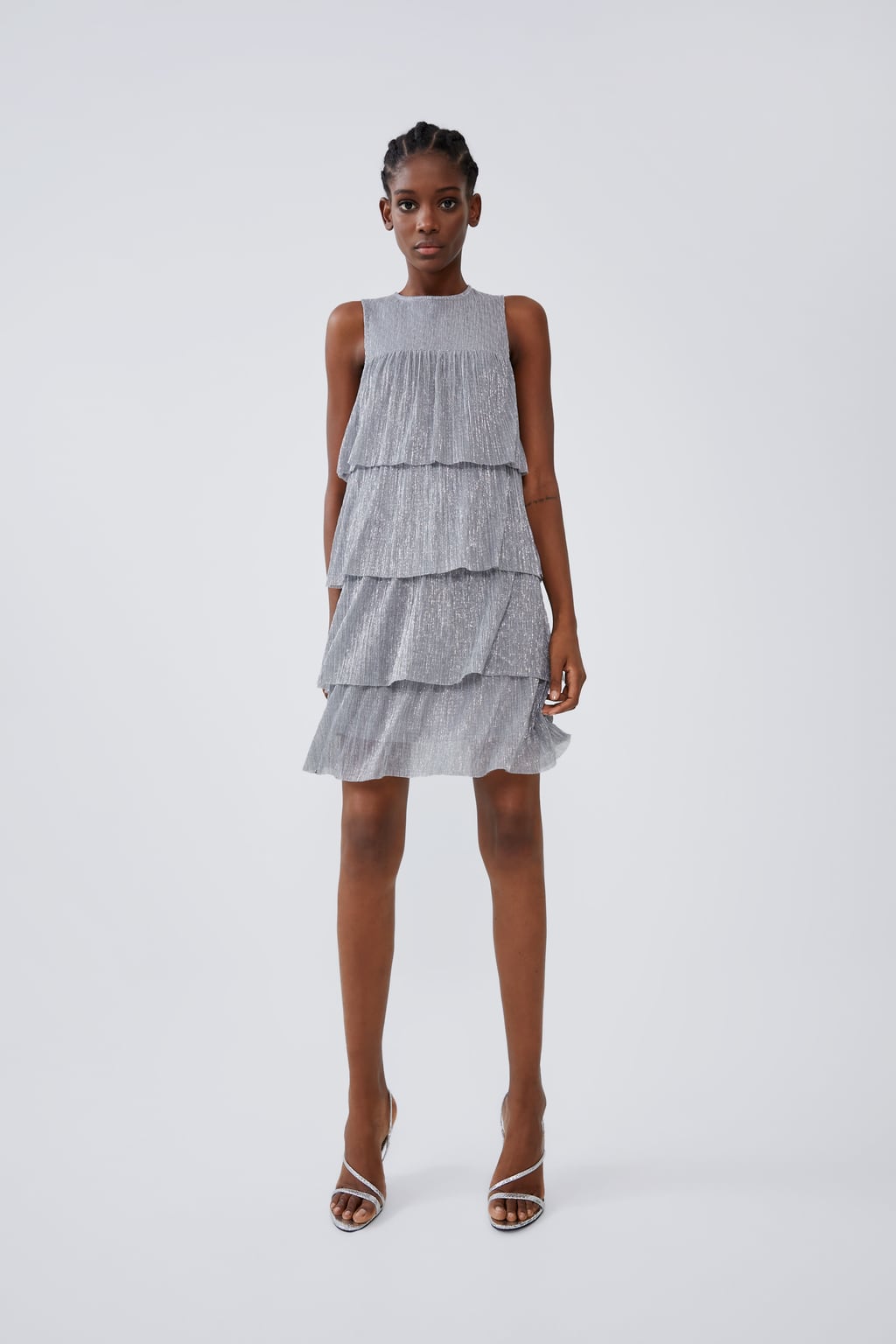 Vestido con hilo metalizado de Zara: 22,95 euros.