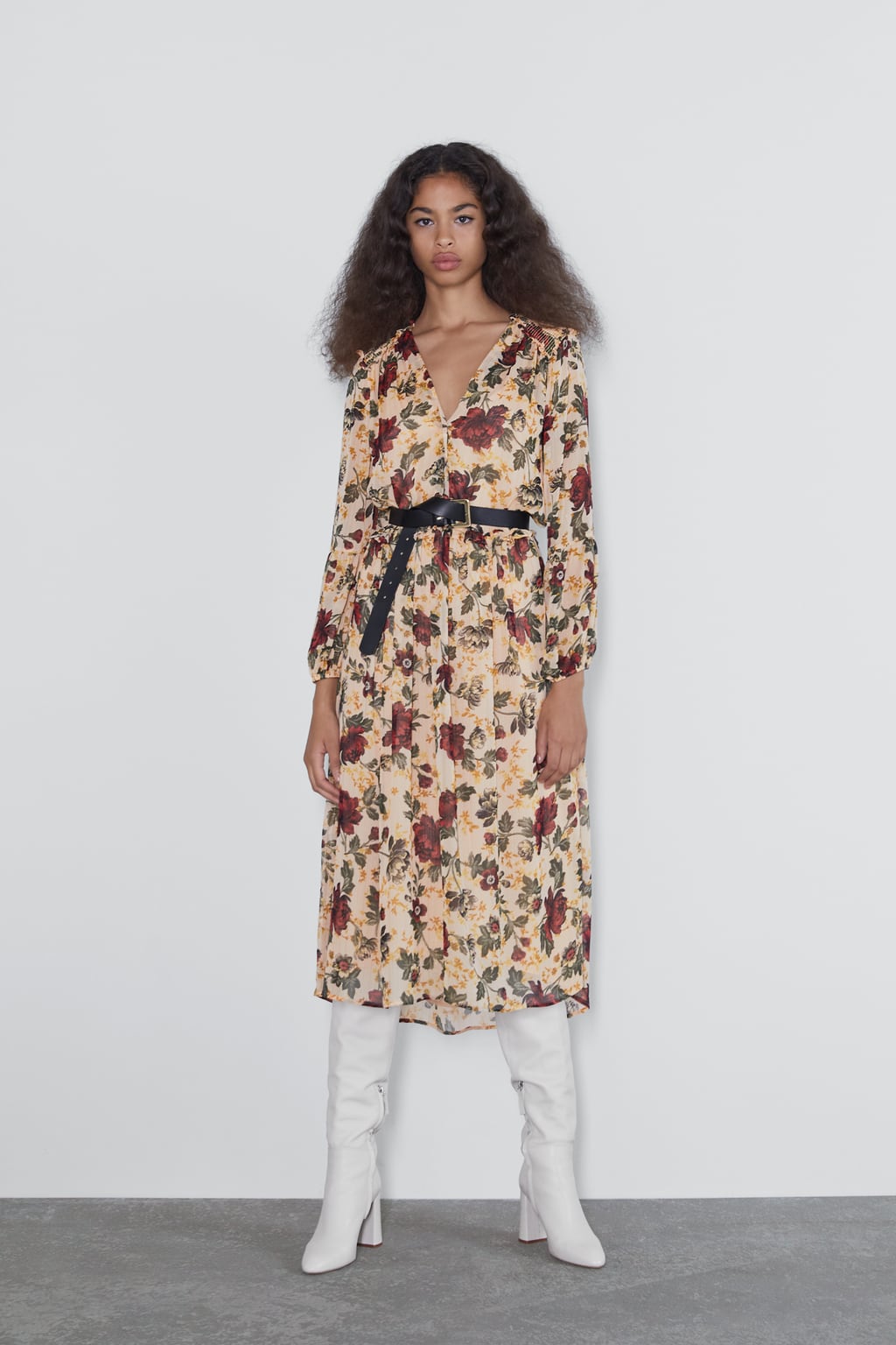 Vestido con escote a pico y estampado floral: 39,95 euros en Zara.