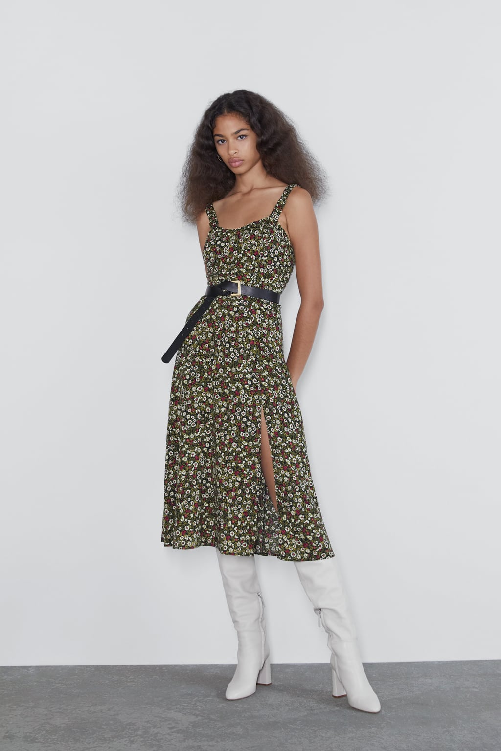 Vestido midi con escote bordado y estampado floral: 29,95 euros en Zara.