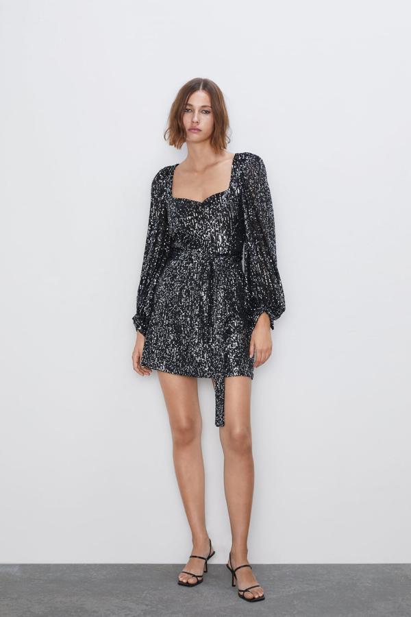 Vestido mini de lentejuelas con escote recto y manga larga abullonada: 49,95 euros en Zara.