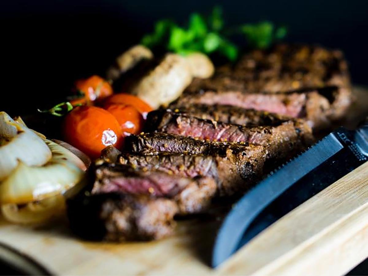 La  dieta cetogénica  tiene como objetivo la cetosis, es decir, limitar el uso de glucosa para depender en mayor medida de cuerpos cetónicos y ácidos grasos. Además de ser una de las mejores vías para conseguir una pérdida de grasa rápida, es muy buena estrategia para deshincharse.