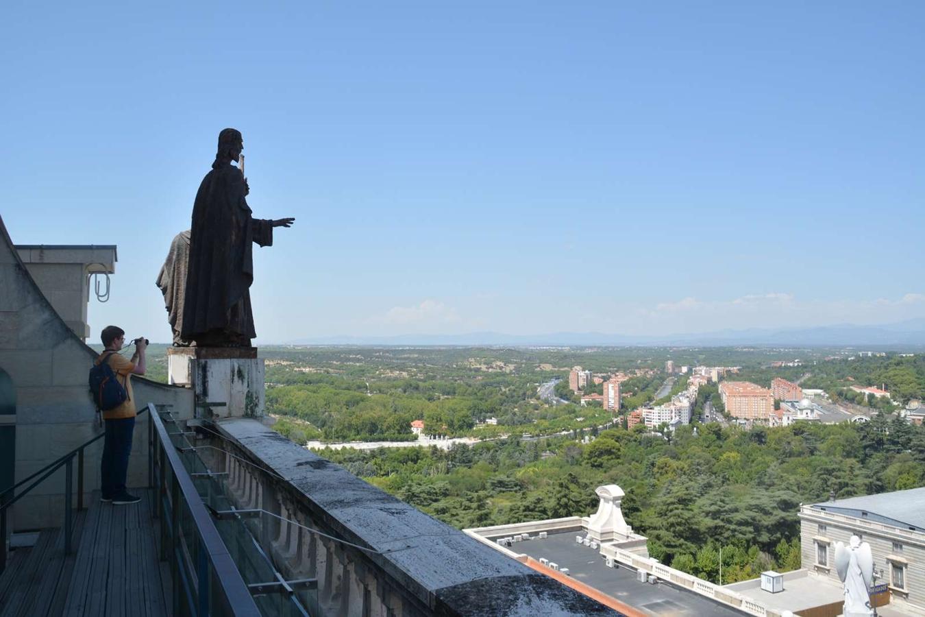 En la cúpula de la Catedral de la Almudena hay un mirador con visión 360 grados donde puedes ver a la perfección la Casa de Campo o la zona sur de Madrid. La entrada cuesta 6 euros (4 euros para residentes) e incluye también la visita al museo.