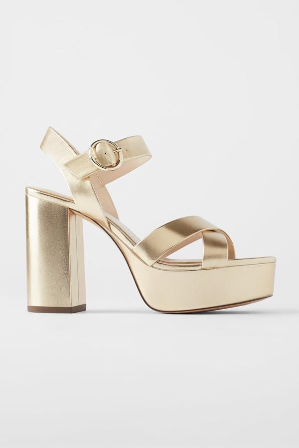 Son un clásico: plataforma, tacón gordo, tiras anchas. Precisamente, este modelo se repite temporada tras temporada por su máxima comodidad. Y en este tono van con todo. ¿Necesitas más motivos para comprártelas? (39,95 euros).