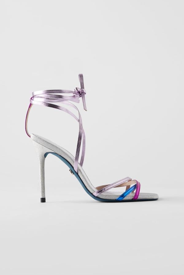 Metalizadas, con tacón de aguja y tiras de tres colores diferentes. Perfectas para un look de fiesta con el que bailar toda la noche (69,95 euros).