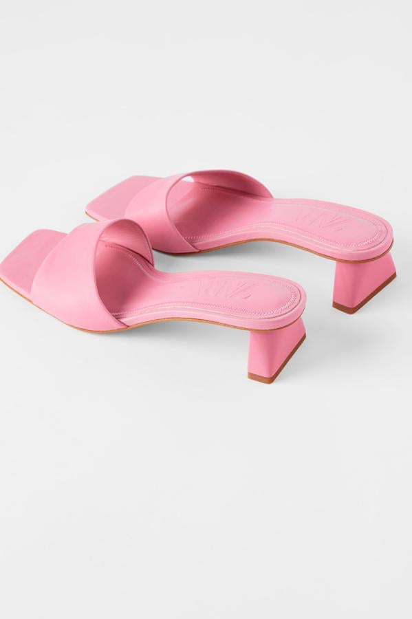Son todoterreno y este color rosa nos ha enamorado nada más verlo. Si buscas comodidad, estilo y darle un toque de color optimista a tus looks, estas son tus sandalias (39,95 euros).