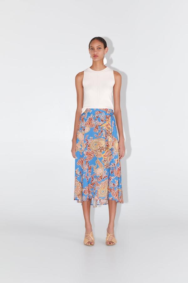 Falda fluida con cintura elástica, detalle de lazo en la cintura y abertura en el delantero, 29,958 euros.