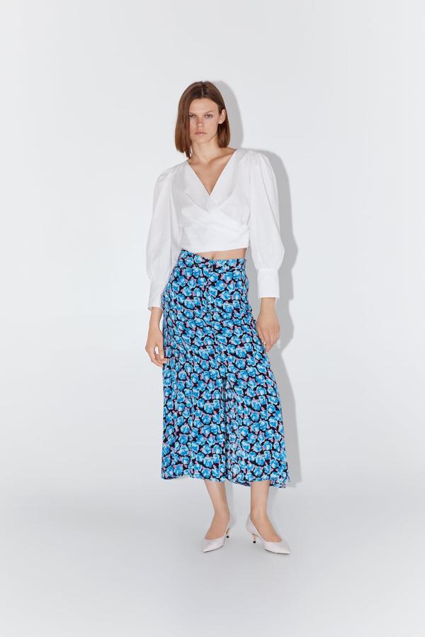 Falda fluida midi con estampado floral en tonos azules, botones forrados y cierre lateral, 29,95 euros.