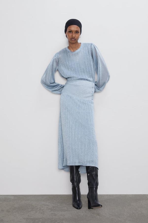 Falda midi de punto con botones laterales y diseño con brillos en azul claro, 29,95 euros.