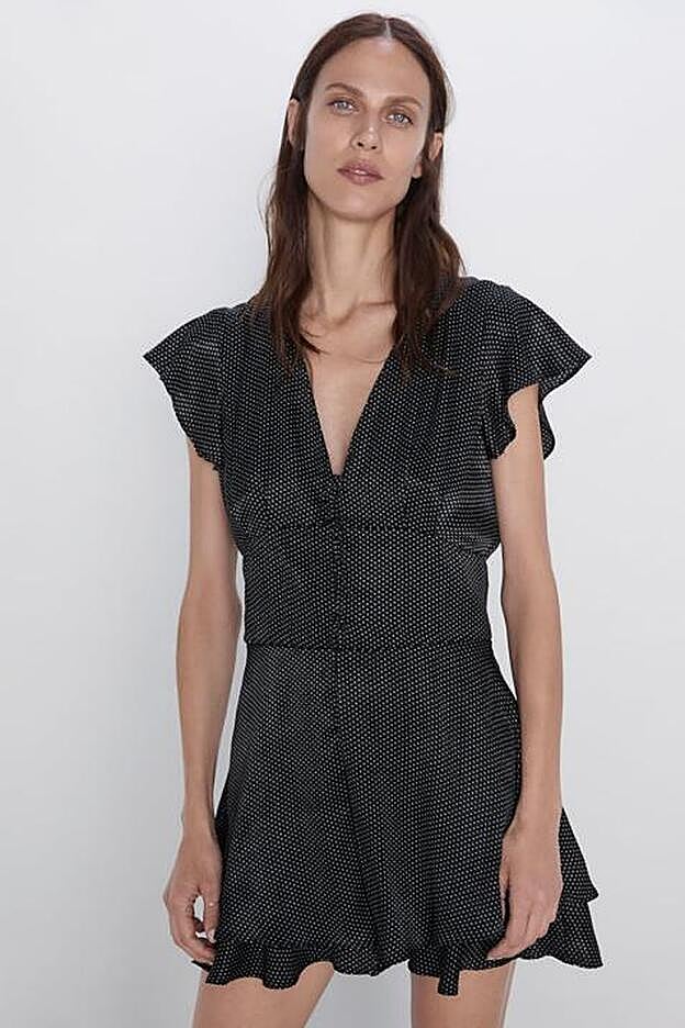 Mono corto fluido de escote pico y manga corta con estampado de lunares, 29,95 euros.