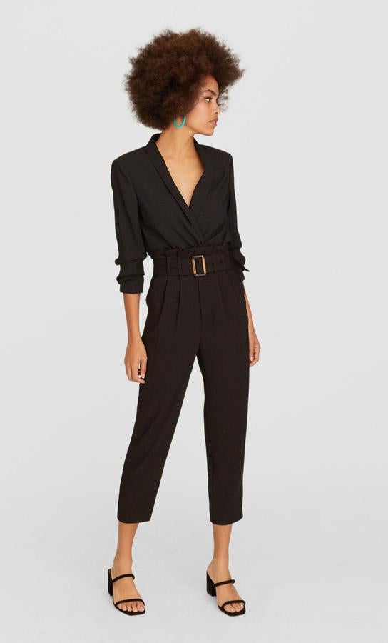 Los clásicos paperbag con cinturón con detalle de carey. Hay más colores y son de Stradivarius (25,99 euros).