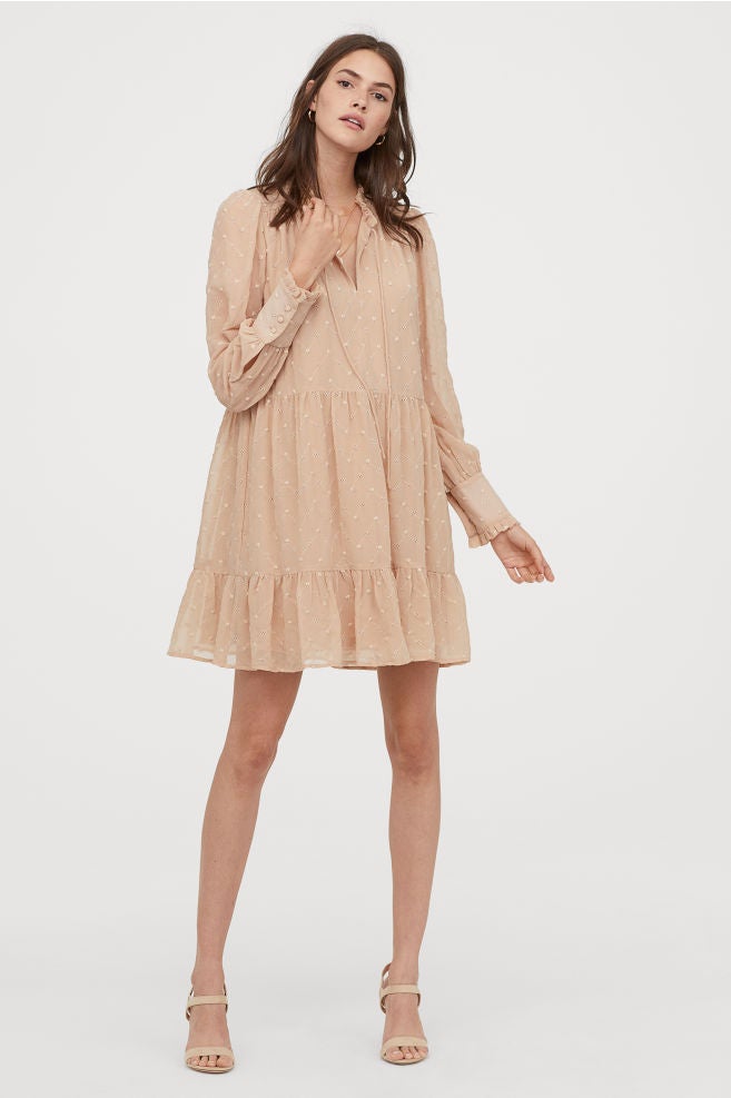 Vestido mini con lunares bordados. Disponible en otros dos colores. (44,99 euros).