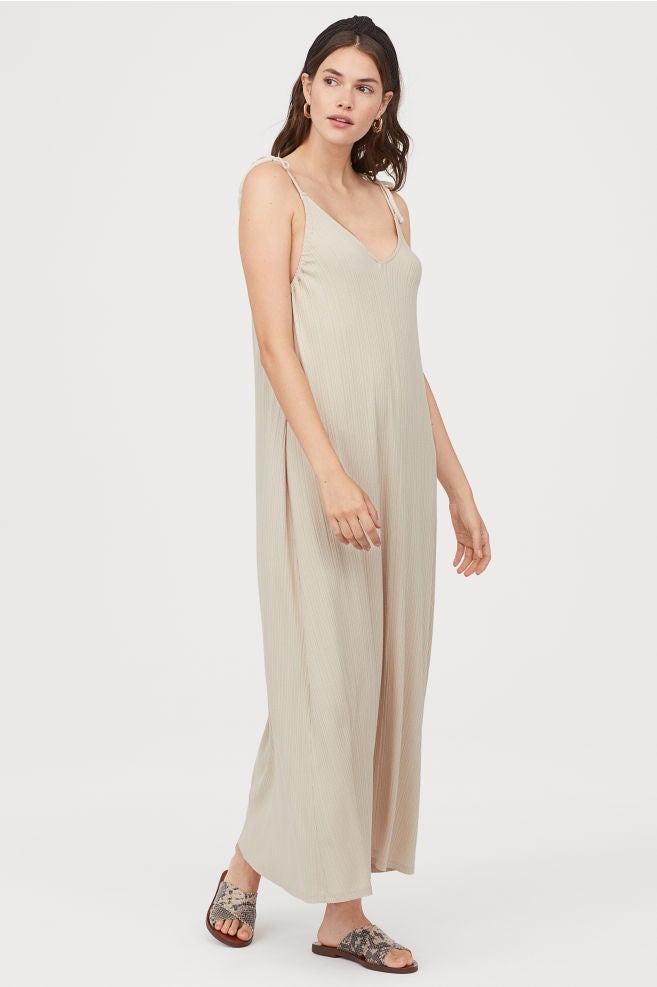 Vestido largo y amplio con tejido canalé, tirantes con lazada y escote a pico. ¡Ultra favorecedor! (34,99 euros).