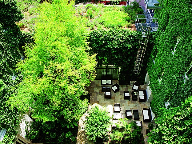 Patio del Boutique Hotel Stadthalle, un ejemplo de que hasta en la ciudad se puede vivir en comunión con la naturaleza.
