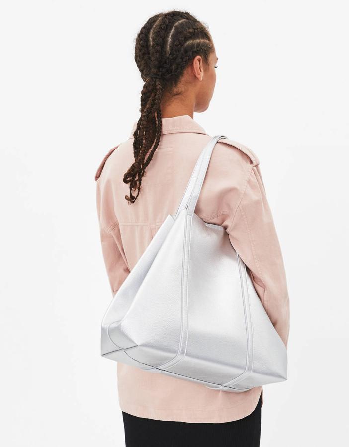Un bolos básico estilo shopper siempre es un accesorio que viene bien tener. Este metalizado combina con todo y cuesta 13,99 euros.