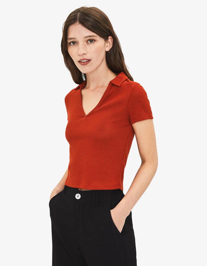 Esta camiseta tipo polo en color teja es ideal tanto para verano como para otoño. Está rebajada 6,99 euros.