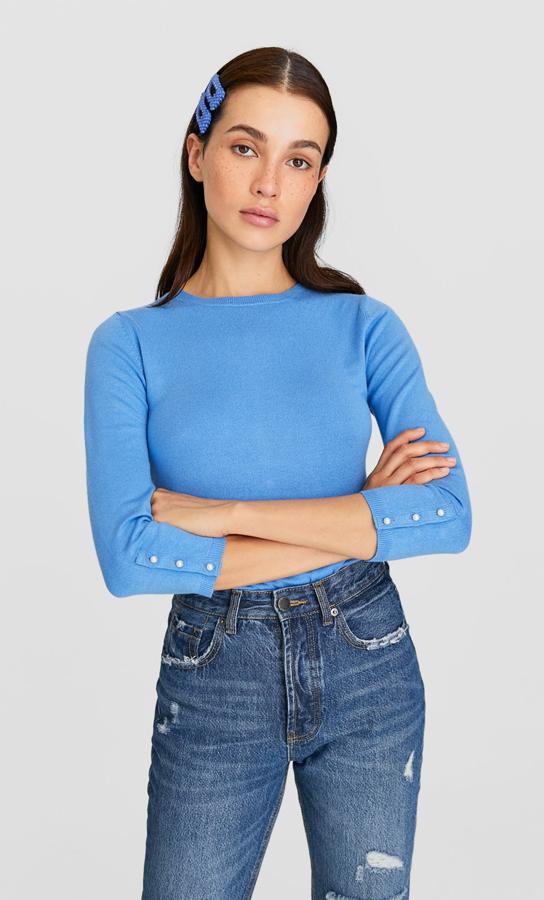 Jersey de punto con cuello a la caja y detalle de perlas en los puños de la nueva colección de Stradivarius (15,99 euros).