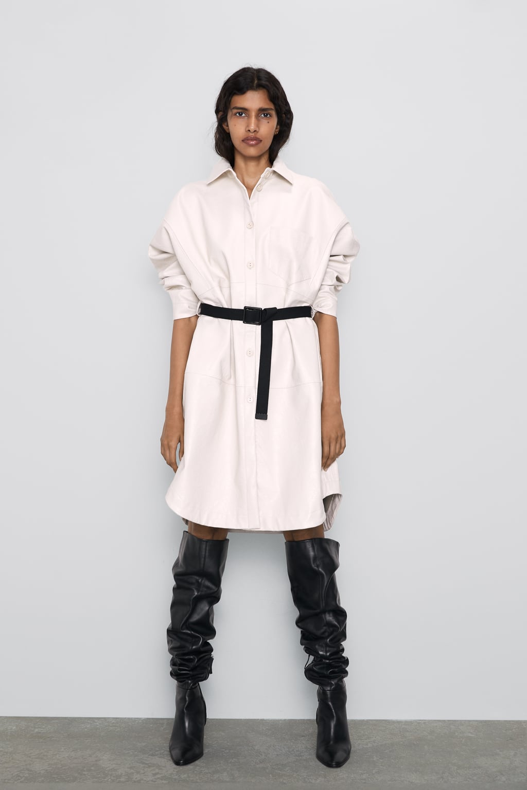 Sobrecamisa larga efecto piel blanca. Lúcela como vestido o como chaqueta... ¡Tú decides! (49,95 euros).