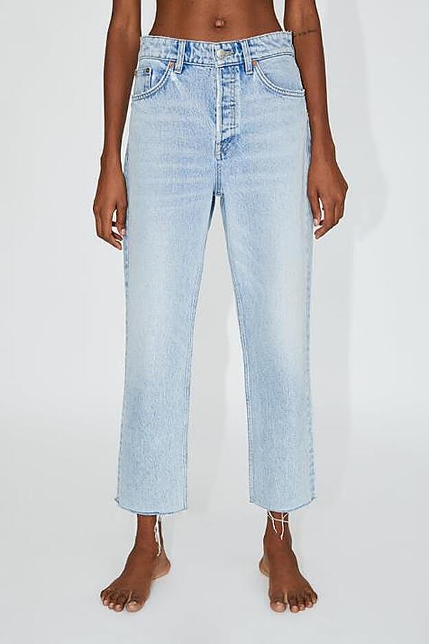 Vaqueros de la nueva colección de Zara (25,95 euros).